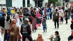 Warga memanfaatkan libur Tahun Baru dengan berkunjung ke Kota Tua, Jakarta, Senin (2/1/2023). Kota Tua menjadi salah satu tempat favorit warga untuk dikunjungi saat liburan pada awal tahun 2023. (Liputan6.com/Johan Tallo)