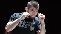 Khabib Nurmagomedov Tolak Jabat Tangan dengan Presenter Perempuan di Final Liga Champions, Ini Alasannya