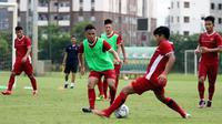 Timnas Vietnam U-19 beruji coba melawan Guangzhou Evergrande B di China jelang Piala AFF U-19 2018. (Bola.com/Dok. AFF)