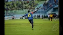 Penyerang Arema Cronus, You Rudy merayakan selebrasi usai mencetak gol  saat laga di SCM Cup 2015 di Stadion Kanjuruhan, Malang, Kamis (22/1/2015)). Arema Cronus menang 4-1 atas Persipura (Liputan6.com/Faizal Fanani)