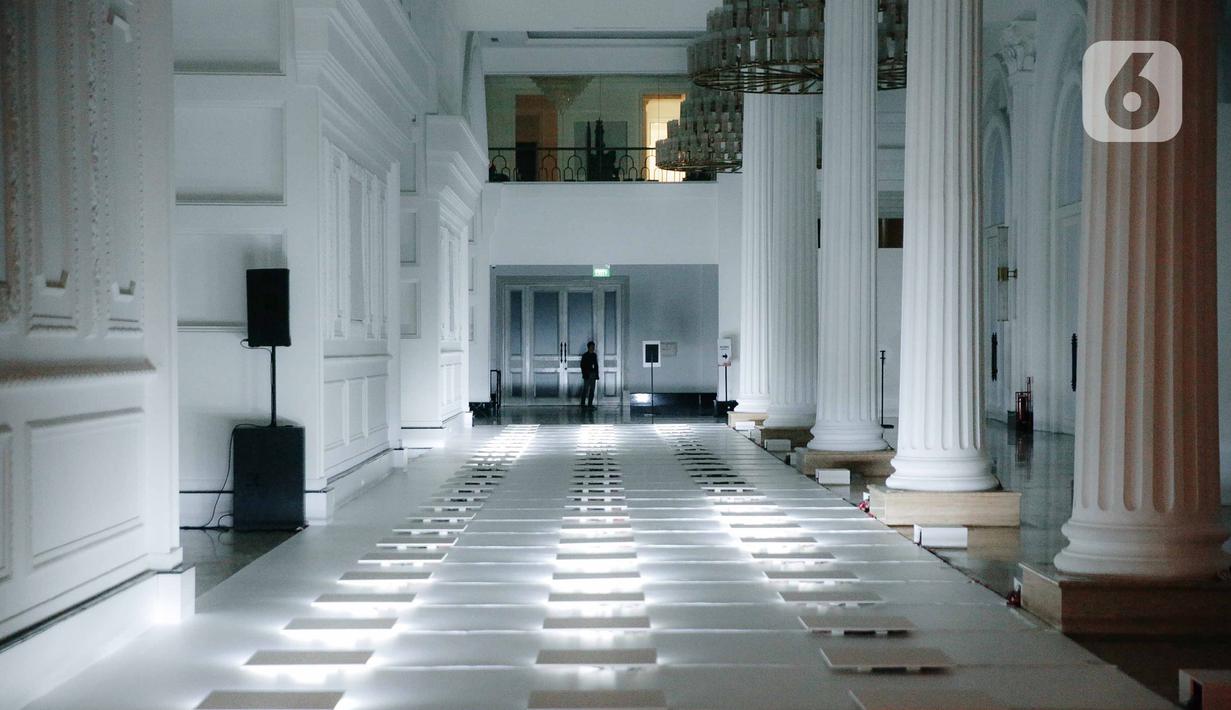 Pengunjung saat menghadiri pameran seni berbasis teknologi berwujud sorotan cahaya futuristik 'Wave of Tomorrow' di Jakarta, Sabtu (21/12/2019). Di mana karya seni tersebut menyoroti yang terjadi di masa kini dan memprediksi apa yang akan terjadi di masa depan. (Liputan6.com/Faizal Fanani)