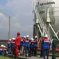 Para Finalis CJA Energi Muda Pertamina mendengarkan penjelasan dan melihat tangki raksasa penampung LPG di PT Opsico. (foto : Liputan6.com/energimudasemarang/edhie prayitno ige)