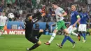 Pemain Irlandia, Robert Brady, mencetak gol setelah menaklukkan kiper Italia, Salvatore Sirigu, pada laga Grup E Piala Eropa 2016 di Stade Pierre Mauroy, Lille, Kamis (23/6/2016) dini hari WIB. (AFP/Philippe Huguen)