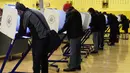 Pemilih memberikan suara mereka dalam pemilihan presiden AS pada Sekolah Umum di Manhattan borough New York, AS, Selasa (8/11). (REUTERS / Darren Ornitz)
