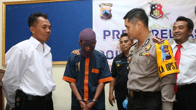 Tersangka membeli Bahan peledak berupa bubuk hitam Rp 70 ribu per kilogram dan menjualnya Rp 150 ribu. (Foto: Liputan6.com/Muhamad Ridlo).