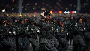 Para anggota pasukan khusus Saudi melakukan defile saat parade militer dalam persiapan pengamanan ibadah haji, di Mekah, Arab Saudi, Kamis 21 Mei 2026. (AP Photo/Altaf Qadri)