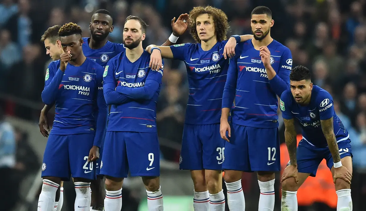 Ekspresi kekecewaan pemain Chelsea pada laga final Carabao Cup 2019 yang berlangsung di stadon Wembley, London, Senin (25/2). Man City menang 4-3 atas Chelsea lewat drama adu penalti. (AFP/Glyn Kirk)