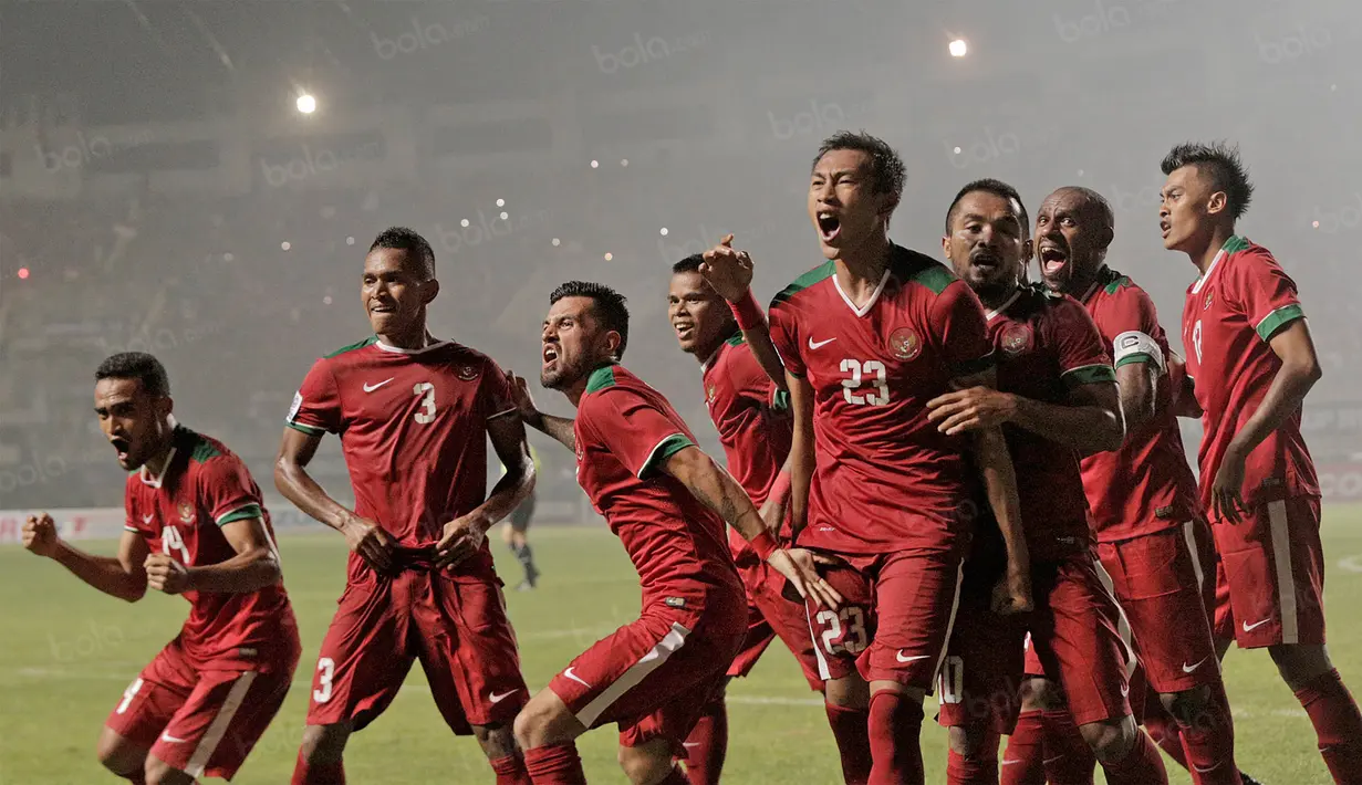 Para pemain Timnas Indonesia merayakan gol yang dicetak Hansamu Yama ke gawang Thailand pada laga final leg pertama Piala AFF 2016 di Stadion Pakansari, Jawa Barat, Rabu (14/12/2016). Indonesia menang 2-1 atas Thailand. (Bola.com/Peksi Cahyo)