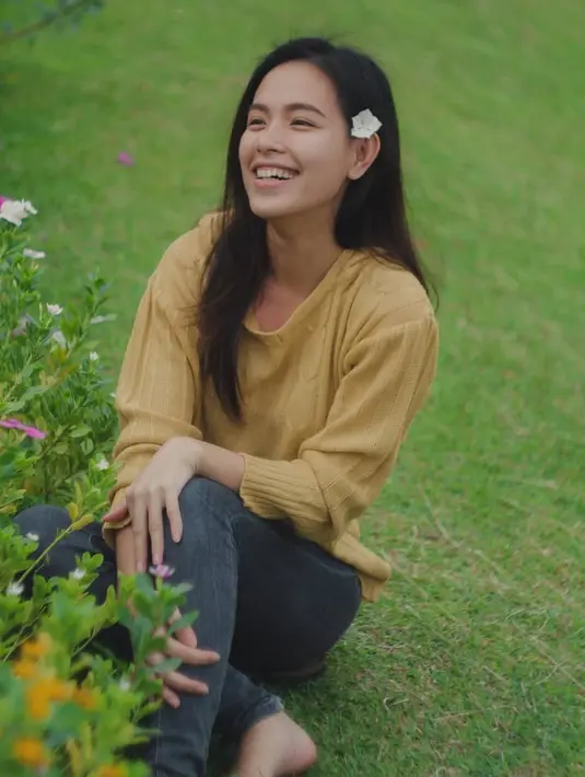 Lady Nayoan memang terkenal jarang mengenakan riasan wajah yang berlebihan. Kulitnya yang putih sehat dan kecantikannya terpancar secara alami. Foto: Instagram.