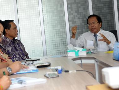 Menko Kemaritiman Rizal Ramli (kanan) saat melakukan pertemuan dengan pimpinan SCM Grup di Jakarta, Rabu (15/6/2016). Pertemuan membahas beberapa permasalahan terkini. (Liputan6.com/Helmi Fithriansyah)