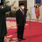 Menteri Perdagangan, Zulkifli Hasan dan Menteri Agraria dan Tata Ruang/Kepala Badan Pertanahan Nasional Hadi Tjahjanto saat disumpah pada upacara pelantikan Kabinet Indonesia Maju di Istana Negara, Jakarta, Rabu (15/6/2022). (AP Photo/Achmad Ibrahim)