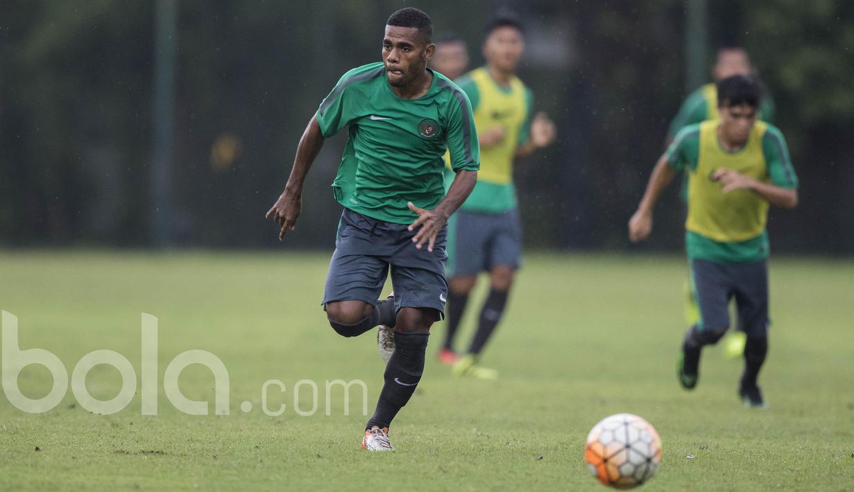 Gelandang Bali United, Yabes Roni Malaifani, mengejar bola, saat mengikuti seleksi Timnas Indonesia U-22 di Lapangan SPH Karawaci, Banten, Rabu (22/2/2017). (Bola.com/Vitalis Yogi Trisna)