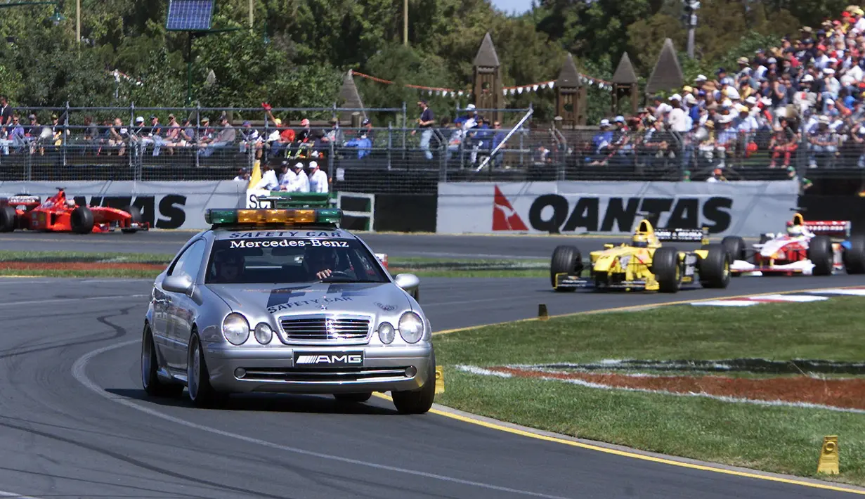 Kemunculan safety car pada ajang Formula One dimuali sejak tahun 1983, tetapi sudah muncul di tahun 1973 dengan mobil Porsche 914 yang berwarna kuning. Safety car bertugas untuk mengecek kondisi lintasan dan merupakan trobosan penting dalam keamanan sejarah Formula One. (Foto: AFP/Patrick Hertzog)