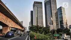 Arus kendaraan melintasi kawasan perkantoran di Jalan Sudirman, Jakarta, Kamis (26/8/2021). Menteri Keuangan menyebutkan defisit Anggaran Pendapatan dan Belanja Negara (APBN) mencapai Rp336,9 triliun atau 2,04 persen dari produk domestik bruto (PDB) pada akhir Juli 2021 (merdeka.com/Iqbal S Nugroho)