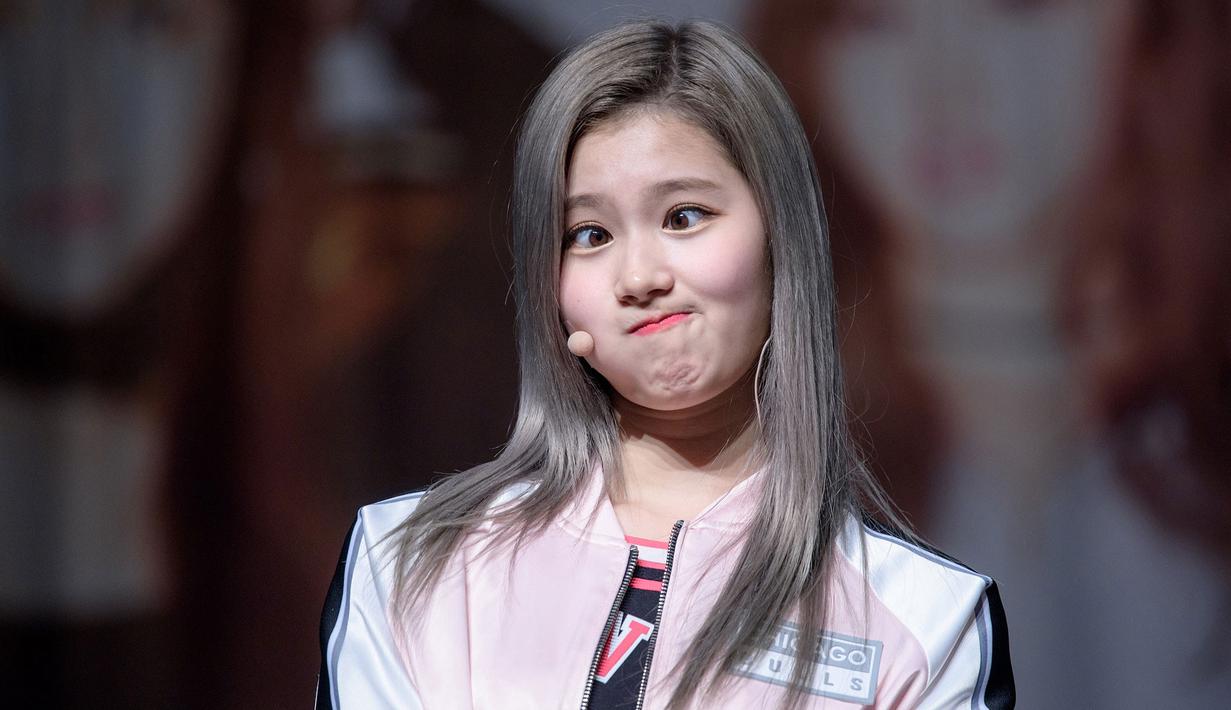 Biasa Tampil Cantik dan Tampan Ini 8 Foto Lucu Idol Korea 