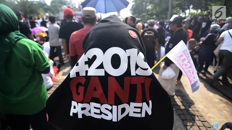 Massa 2019 Ganti Presiden Kibarkan Bendera Raksasa di Monas