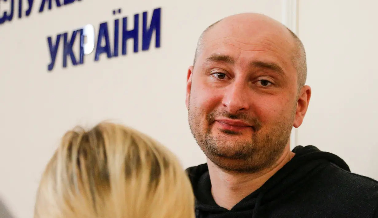 Wartawan terkemuka Rusia, Arkady Babchenko menghadiri konferensi pers di Dinas Keamanan Ukraina, Rabu (30/5). Babchenko yang mantan tentara dalam perang Chechnya ini, dikenal sebagai salah satu jurnalis perang Rusia paling terkenal. (AP/Efrem Lukatsky)