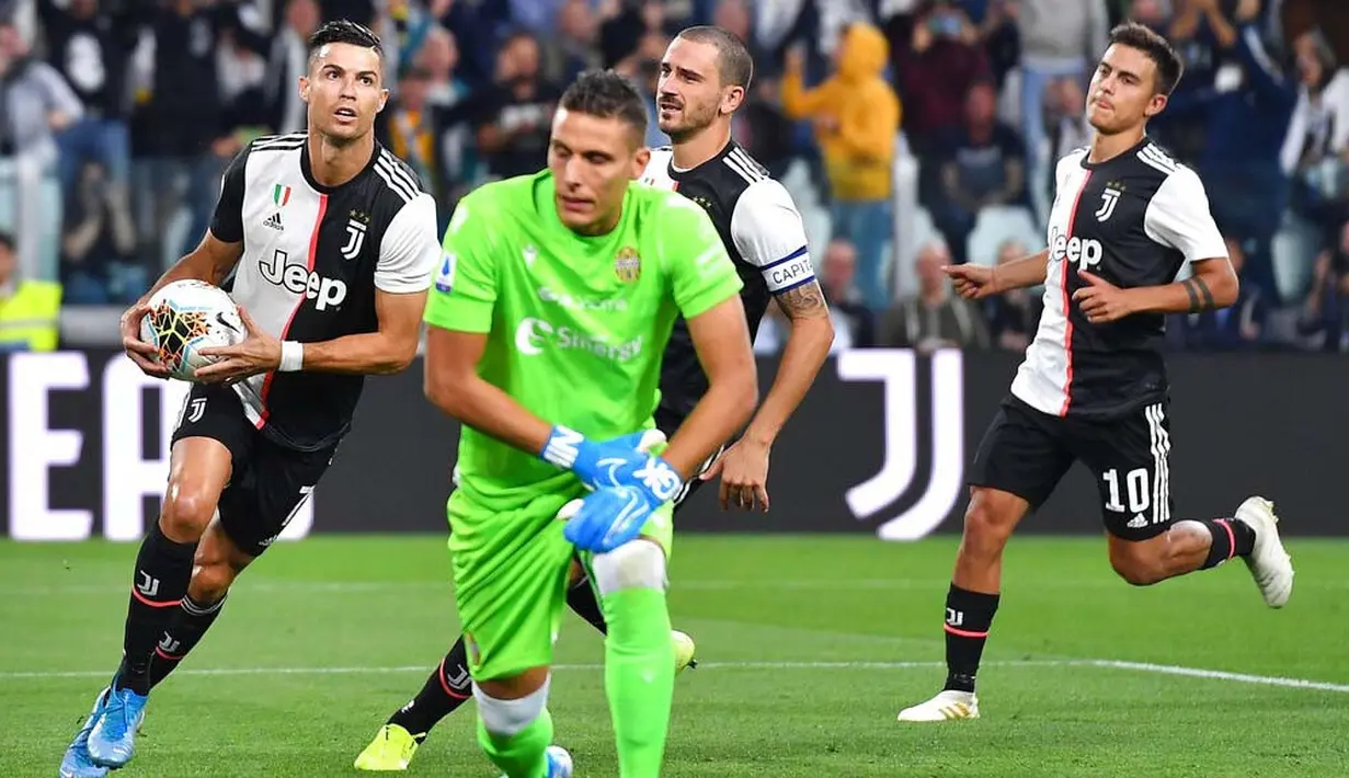 Striker Juventus, Cristiano Ronaldo, melakukan selebrasi usai membobol gawang Verona pada laga Serie A di Stadion Juventus, Sabtu (21/9/2019). Juventus menang 2-1 atas Verona. (AP/Alessandro Di Marco)