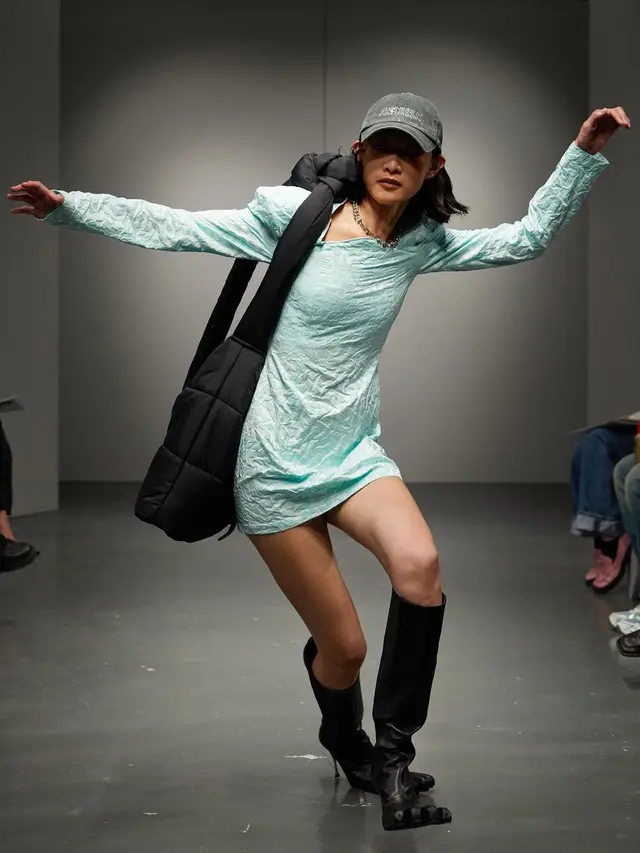 Fashion Show Sengaja Terjatuh