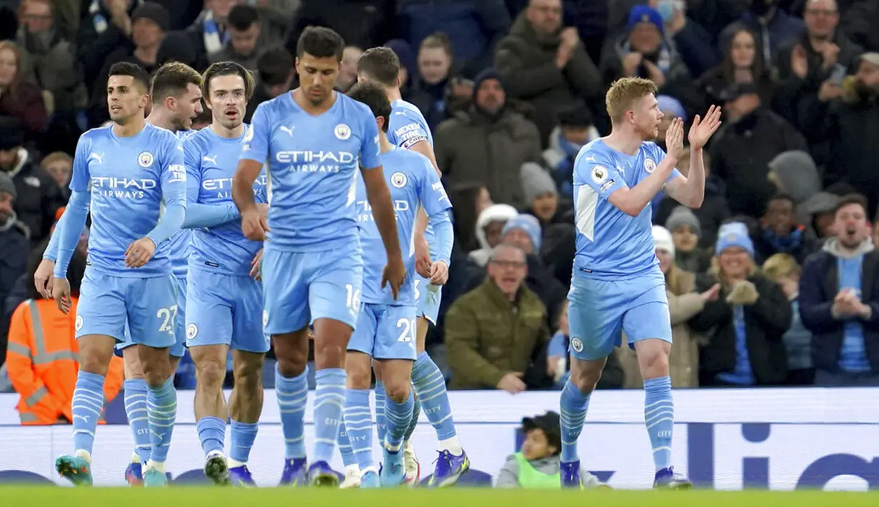 Pemain Manchester City Kevin De Bruyne (kanan) melakukan selebrasi usai mencetak gol ke gawang Brentford pada pertandingan sepak bola Liga Inggris di City of Manchester Stadium, Manchester, Inggris, 9 Februari 2022. Manchester City menang 2-0. (AP Photo/Jon Super)