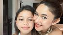 Nana Mirdad juga selalu menyempatkan waktu untuk pergi berdua dengan sang putri. Girls time yang dilakukan ibu dan anak ini juga sering menjadi perhatian karena terlihat begitu menyenangkan dan penuh kehangatan. (Liputan6.com/IG/@nanamirdad_)