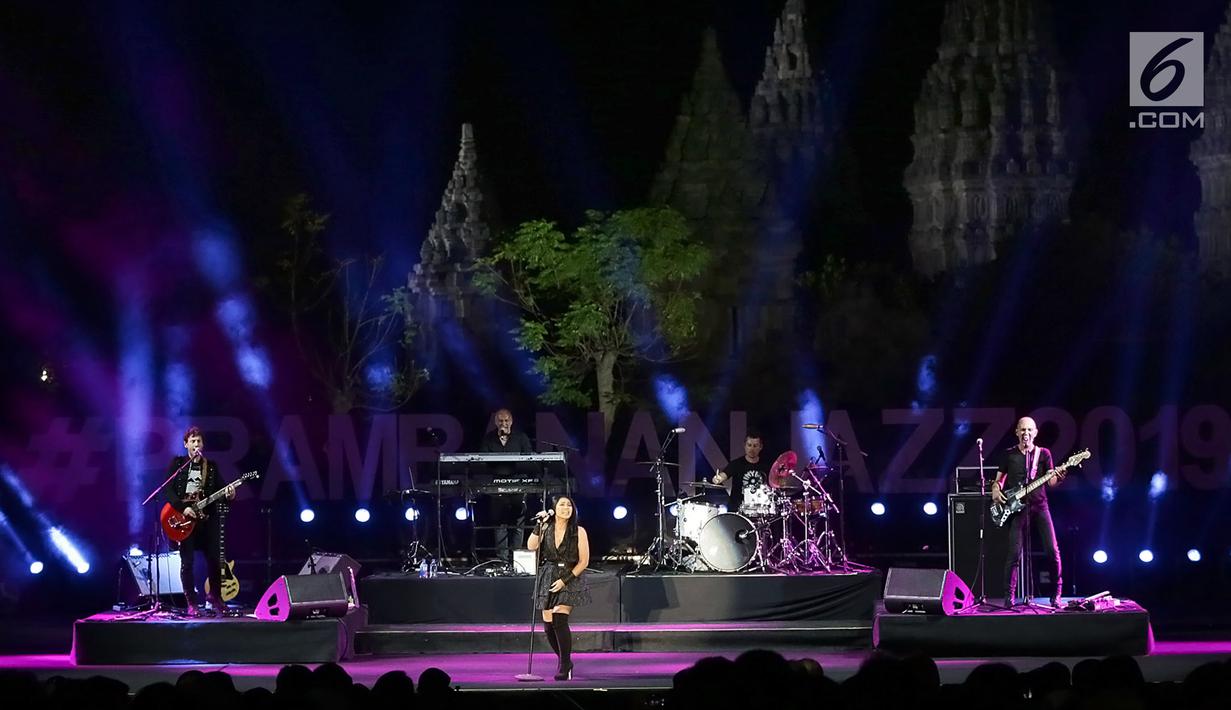 Penampilan Anggun C Sasmi menghibur penonton pada acara Prambanan Jazz Festival 2019 di Candi Prambanan, DI Yogyakarta, Minggu (7/7/2019). Tidak kurang dari 12 lagu dinyanyikan pemilik nama lengkap Anggun Cipta Sasmi ini  bersama bandnya selama satu jam. (Fimela.com/Bambang E. Ros)