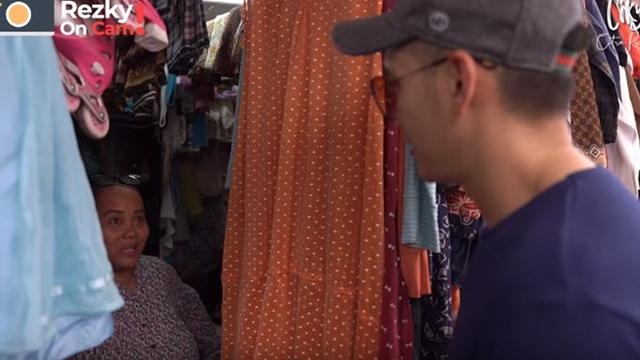 Beli Baju Rp 10 Ribuan, Ini 6 Momen Citra Kirana dan Rezky Aditya Belanja di Pasar