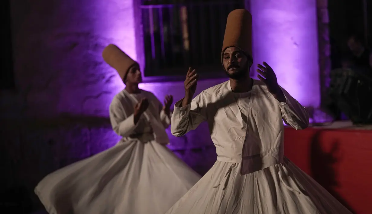 Tarian Sufi atau dalam bahasa Inggris disebut Dervishes Whirling lahir di Turki, tepatnya dari Kota Konya, bekas Ibu Kota Kesultanan Seljuk. Penciptanya adalah Jalaluddin Rumi, seorang penyair sekaligus filsuf tersohor yang hidup di abad ke-13. (AP Photo/Amr Nabil)