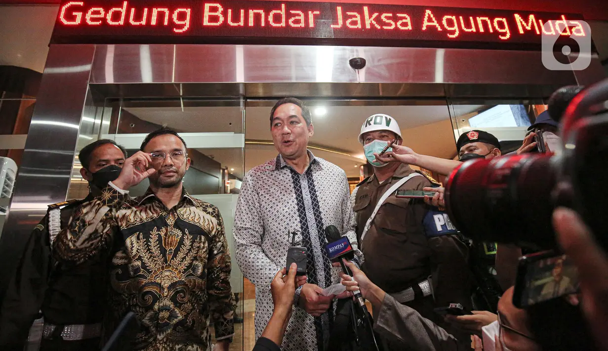 Mantan Menteri Perdagangan Muhammad Lutfi (tengah) usai menjalani pemeriksaan di Gedung Bundar, Kejagung, Jakarta, Rabu (22/6/2022). Muhammad Lutfi menjalani pemeriksaan selama 12 jam sebagai saksi terkait kasus fasilitas pemberian izin ekspor crude palm oil (CPO) dan turunannya, termasuk minyak goreng, periode 2021-2022. (Liputan6.com/Faizal Fanani)