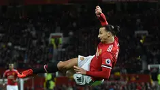 Pemain Manchester United Zlatan Ibrahimovic membuat aksi akrobatik dalam pekan ke-12 Liga Primer Inggris kontra Newcastle United di Old Trafford, Minggu (19/11). Ibra telah absen dari lapangan hijau sejak 216 hari yang lalu karena cedera. (Oli SCARFF/AFP)