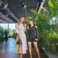 Luna Maya kembali bertemu Dahyun TWICE dalam show Michael Kors di NYFW. Luna mengenakan pakaian white-on-white yang terlihat mahal dan super-chic. 
(Foto: Instagram @lunamaya)