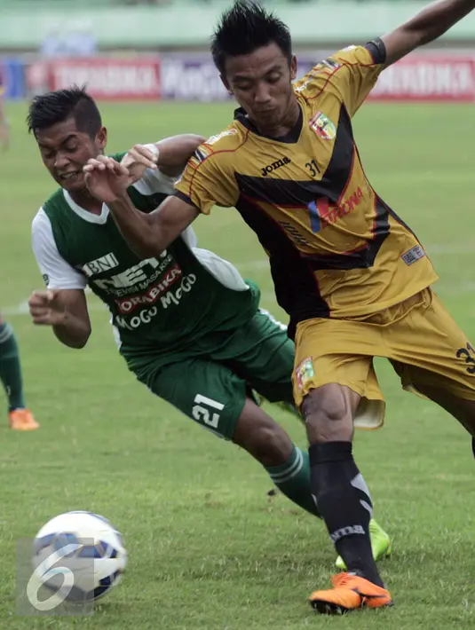 Pesepakbola Mitra Kukar Bayu Pradana (kanan) ditempel Pesepakbola PS TNI Erwin Chairul Hidayat pada pertandingan 8 besar Piala Jenderal Sudirman di Stadion Manahan Solo, Minggu (20/12/2015). Mitra Kukar menang 3-1. (Foto:Boy Harjanto)