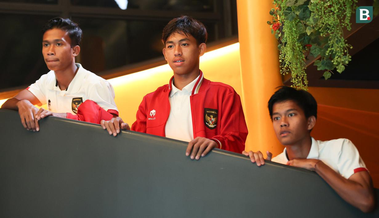 Sejumlah pemain Timnas Indonesia U-17 terlihat tegang saat menyaksikan pengundian babak penyisihan grup Piala Dunia U-17 2023 dari salah satu restoran di Jakarta, Jumat (16/9/2023). (Bola.com/Abdul Aziz)
