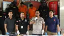 Kabid Humas Polda Metro Jaya Kombes Pol Argo Yuwono (dua kanan) memberi keterangan terkait pencurian dan pembunuhan Jeanne Setyadi (78), Jakarta, Kamis (26/7). Polisi turut meringkus penadah barang berharga milik Jeanne. (Liputan6.com/Immanuel Antonius)
