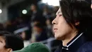 Sedangkan Son Ye Jin pun tampil dengan sporty look. Ia mengenakan baseball jacket berwarna hijau yang dipadukan dengan topi yang juga berwarna hijau serasi. [Foto: Instagram/notyourfairytale]