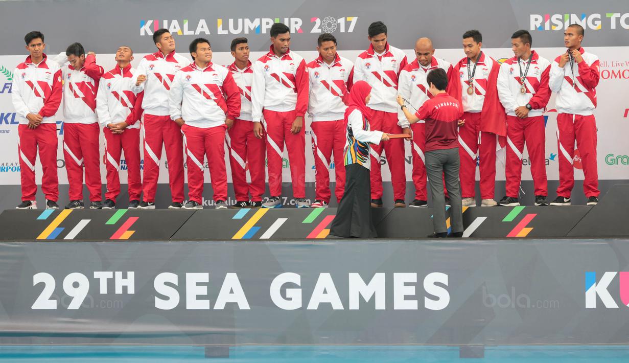 Altet polo air putra Indonesia saat menerima medali perak di SEA Games XXIX di National Aquatic Centre, Kuala Lumpur, Minggu (20/8). Tim Polo Air Indonesia menang dengan skor 12-5 atas Filipina. (Liputan6.com/Faizal Fanani)