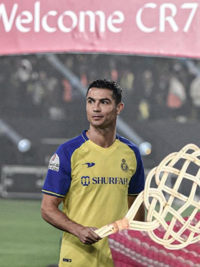 7 Editan Foto Ronaldo yang Pakai Jersey Al Nassr FC Ini Kocak Banget
