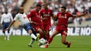 Gelandang Tottenham Hotspur, Lucas Moura, berusaha melewati pemain Liverpool pada laga Premier League di Stadion Wembley, Sabtu (15/9/2018). Tottenham Hotspur takluk 1-2 dari Liverpool. (AFP/AdrianDennis)