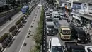 Kendaraan terjebak macet akibat penutupan Underpass Senen, Jakarta, Rabu (1/7/2020). Dishub DKI menutup ruas Underpass Senen dari arah Jalan Letjen Suprapto menuju Simpang Senen hingga akhir Juli 2020 guna memperlancar proyek pembangunan Underpass Senen Extension. (merdeka.com/Iqbal S. Nugroho)