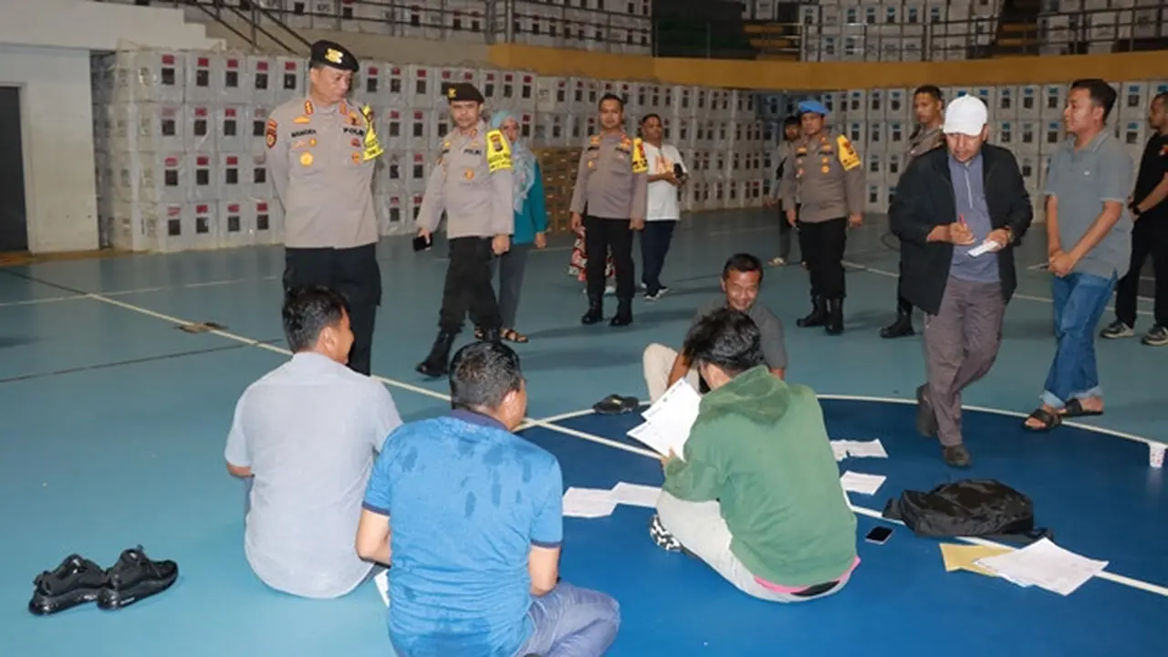 Kapolres Kampar AKBP Ronald Sumaja mengecek gudang logistik Pemilu di Kabupaten Kampar.