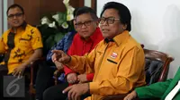 Ketua Umum DPP Hanura Oesman Sapta Odang (kanan) memberikan keterangan pers usai menggelar pertemuan konsolidasi dengan partai-partai pendukung pasangan Ahok-Djarot di Jakarta, Selasa (7/3). (Liputan6.com/Johan Tallo)