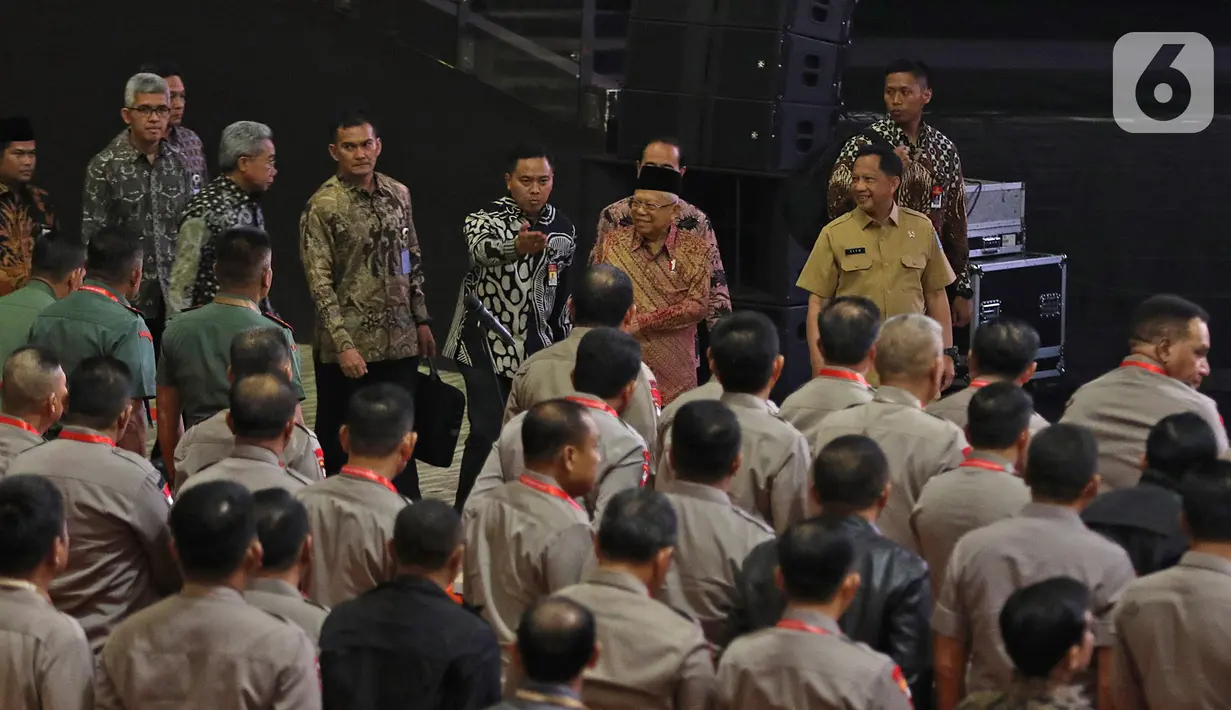 Wapres Ma'ruf Amin saat tiba untuk menutup Rakornas Indonesia Maju antara Pemerintah Pusat dan Forum Koordinasi Pimpinan Daerah di Bogor, Jawa Barat, Rabu (13/11/2019). Kegiatan tersebut untuk mensinergikan program-program pemerintah pusat dengan daerah. (Liputan6.com/Herman Zakharia)