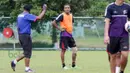 Rohit Chand mendengar instruksi pelatih Rahmad Darmawan saat latihan di Lapangan Gong Badak, Kuala Terengganu, Malaysia, Selasa (26/01/2016). (Bola.com/Nicklas Hanoatubun)