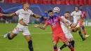 Penyerang Chelsea, Olivier Giroud menyundul bola untuk mencetak gol ke gawang Sevilla pada matchday kelima Grup E Liga Champions di Estadio Ramon Sanchez Pizjuan, Sevilla, Kamis (3/12/2020) dinihari WIB. Olivier Giroud memborong empat gol saat Chelsea mencukur Sevilla 4-0. (AP/Angel Fernandez)