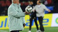 Italian coach Marcello Lippi holds the ball before the Fifa Confederations Cup football match Egypt vs Italy on June 18, 2009 at the Ellis Park stadium in Johannesburg. AFP PHOTO / ALEXANDER JOE