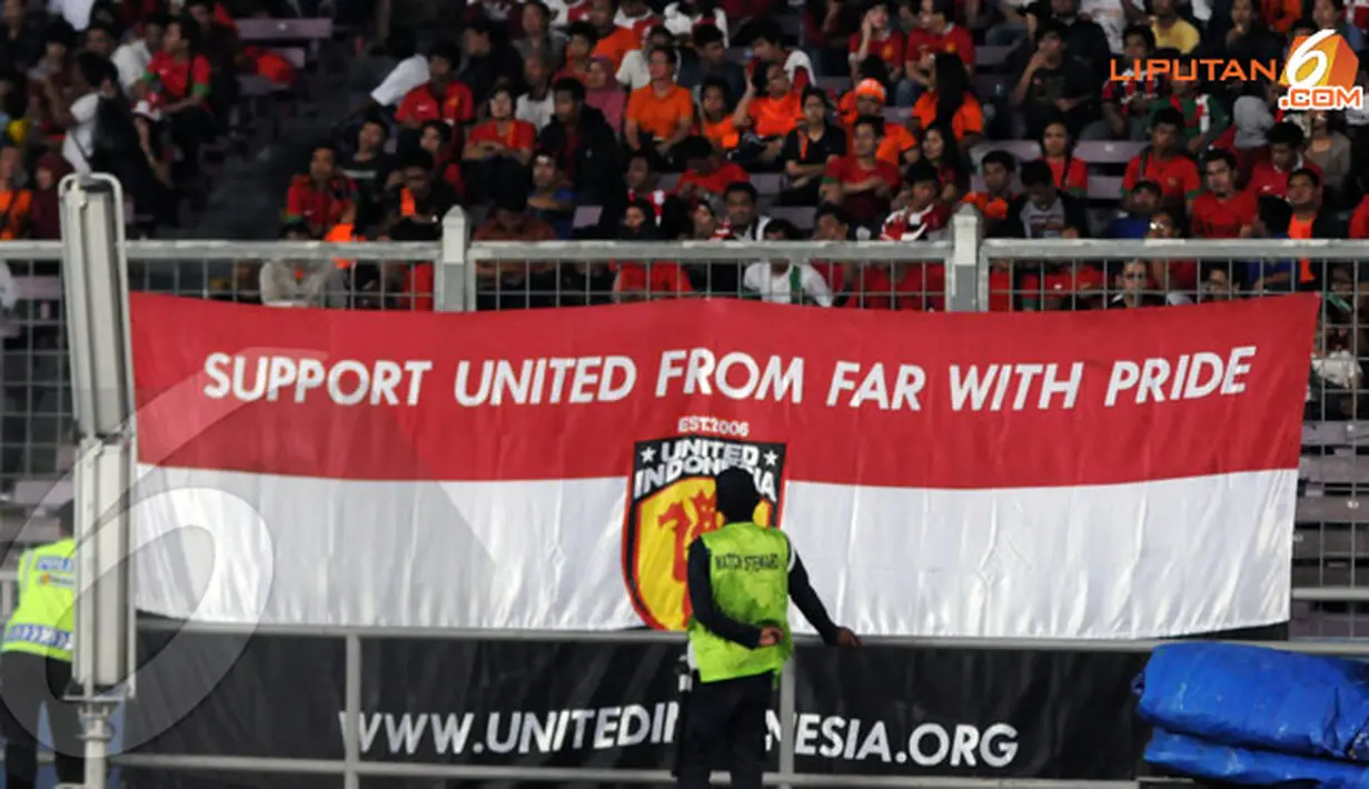 Dukungan suporter buat van Persie dalam pertandingan Indonesia vs Belanda yang digelar di Stadion GBK Jakarta pada 7 Juni 2013 (Liputan6.com/Helmi Fithriansyah)
