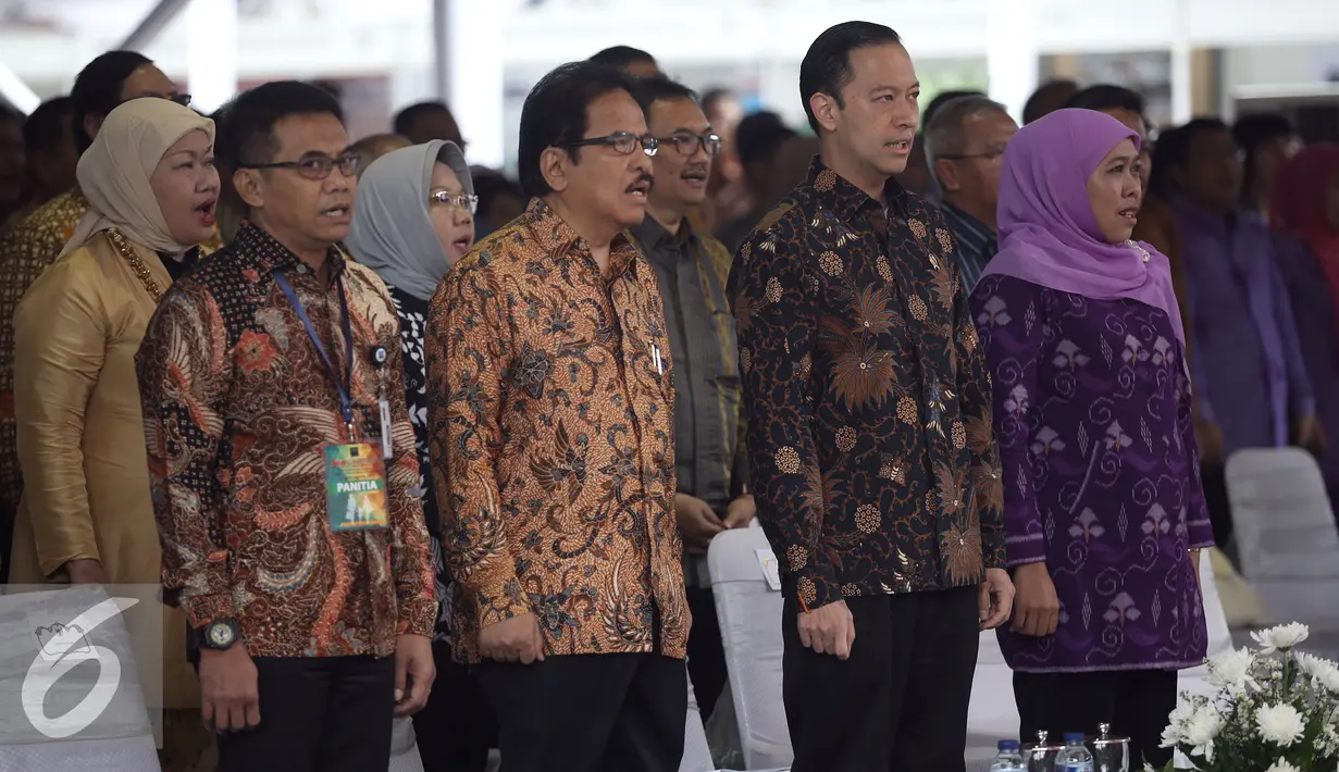 Menteri perdagangan Thomas Lembong bersama Menteri PPN/Kepala Bappenas Syoffan Djalil dan Mensos Khofifah Indra Parawansa hadir dalam acara Harkonas 2016, Jakarta, Selasa (26/4). (Liputan6.com/Faizal Fanani)