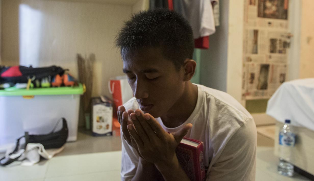 Bayu Gatra merupakan sosok pesepak bola religius, dirinya selalu memanfaatkan waktu kosong untuk beribadah. (Bola.com/Vitalis Yogi Trisna)