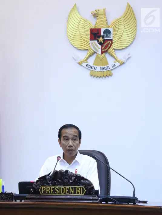 Presiden Joko Widodo atau Jokowi memimpin rapat terbatas percepatan peta jalan penerapan industri 4.0 di Kantor Presiden, Jakarta, Selasa (3/9/2019). Jokowi memerintahkan adanya langkah terobosan untuk dapat mendorong percepatan peta jalan penerapan industri 4.0. (Liputan6.com/Angga Yuniar)