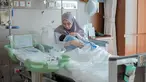 Ini adalah potret Ryana Dea gendong anak ketiganya setelah melahirkan. Melahirkan secara normal membuat kondisi Ryana Dea pulih lebih cepat daripada persalinan secara caesar. Bagikan cerita persalinannya dengan singkat, tak sedikit yang salut dengan perjuangan Dea melahirkan secara normal. Resmi jadi ibu 3 anak tentunya menjadi kebahagiaan tersendiri untuk bintang FTV ini. (Liputan6.com/IG/@ryana_dea)